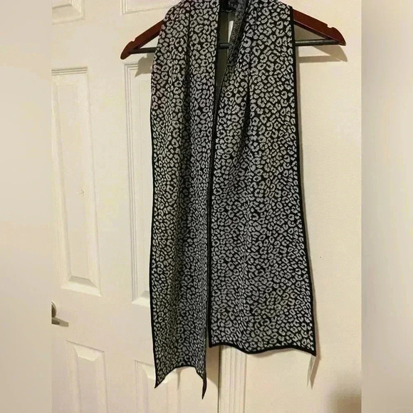 Michael kors nwt leopard print scarf holiday silver and black - Picture 3 of 14